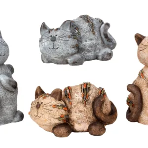 Chats debout et couchés en marron et gris
