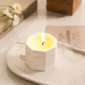 Bougie parfumée dans un récipient en plâtre 5x4,3