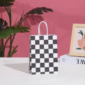 Sac Cadeau en Papier – Motif Damier – 21 x 15 x 8 cm